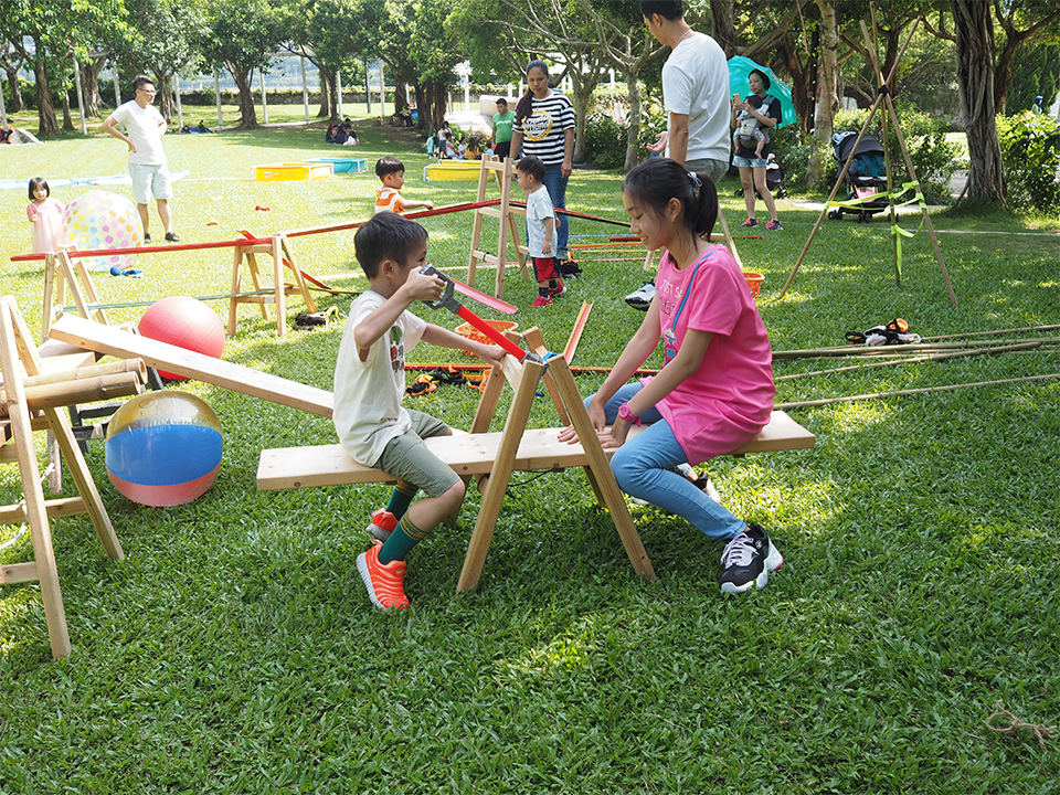一塊木板加一把短梯，變成搖搖板。