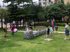 小街坊運用場內的石椅作球場中線，上演一場跨代皮球大戰。