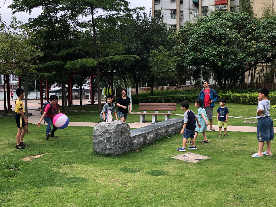 小街坊運用場內的石椅作球場中線，上演一場跨代皮球大戰。