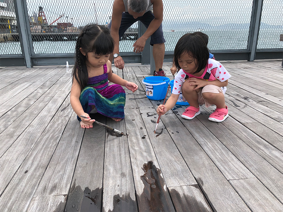 太陽曝曬下，就玩水畫圖寫字。